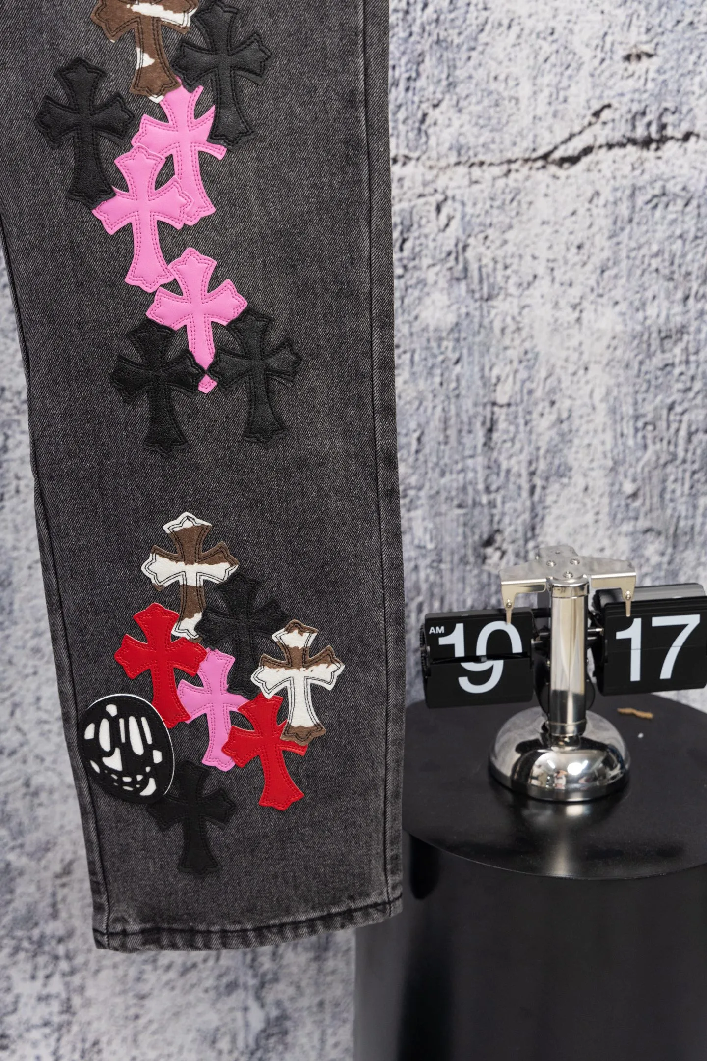 P290 Chromehearts CH Limited Edition Grimace Ox King Colorful Cross Patched Leather Cow King Jeans Cool brother and sister’s favorite pair, Grimace Cross Patch Leather Jeans. It can be said to be the real Ox King, ultra-limited and rare. The counter price is 34W level, patchwork cross pattern embellishment, washed jeans! ! An absolutely high-end luxury product, a 1.9W-level god-level single product, a super popular product, made by top heavy industry, a magic weapon that cannot be missed! [About Zangyin] This is an extremely luxurious fashion brand that can also be called the aristocracy of the high street. It has always been an exclusive brand for some hipsters or rich second generations. Compared with ordinary high streets, it is more luxurious and noble. Compared with luxury brands, it is more fashionable and individual. It has always been a brand that I have a special liking for. [Top heavy industry fashion design] Consistently high-street luxury style. Speaking of this style, the Zangyin family and GU family are definitely the leading representative brands. Especially the Zangyin family has really achieved a state-of-the-art effect in creating high-street style. The unique washed material is used to create this style. The color system is already quite eye-catching. After it is decorated with patchwork cross flowers, it cleverly highlights the charm of the brand. Secondly, this style uses classic The high-waist cutting design highlights the long legs and fashionable temperament of the upper body. The brand is highly recognizable and the slim fit configuration is more suitable for daily wear. It is a product that interprets personality, fashion, and specifications at a glance. This single product is enough to make any fan excited. It can be a white T-shirt for a youthful college style, or a tight suspender for a royal style. It has strong matching ability and can be easily controlled by men.  [Materials and craftsmanship] Needless to say, this point goes without saying. As an excellent craftsman brand, Zangyin’s requirements for details and craftsmanship are really perfect. The washed color of this model has gone through so many processes, not to mention the embellishment of denim appliques. It is also purely hand-made and sewn. Just like what they believe in, only hand-made things have soul and have the meaning of wear. A top-notch heavy-duty fashionable denim item, I look forward to your perfect interpretation! !  Color: Picture color Size: 28-36